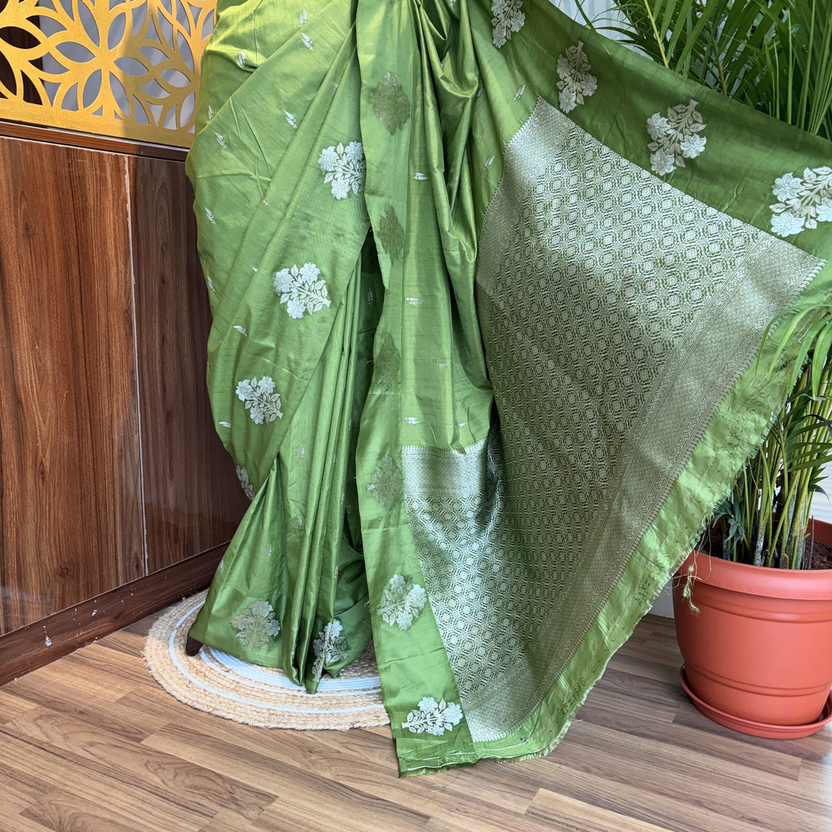 Green Semi Raw Mango Banarasi Saree – woven (zari) work			