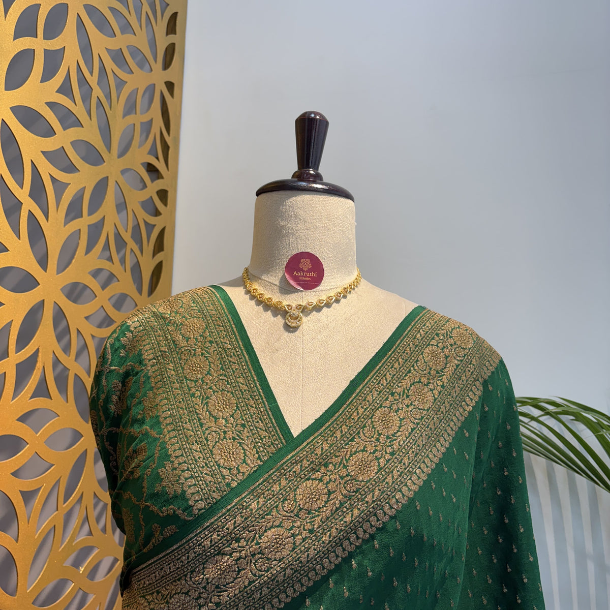 Green Banarasi Pure Crepe Saree – woven (zari) work			