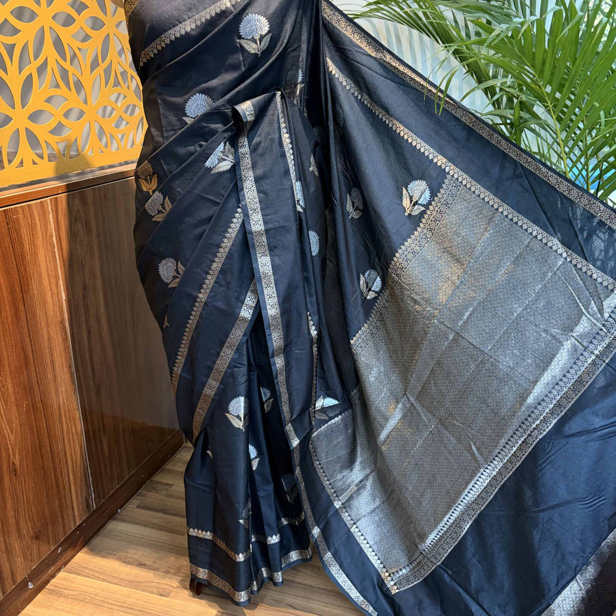 Black Semi Raw Silk Banarasi Saree – woven (zari) work			