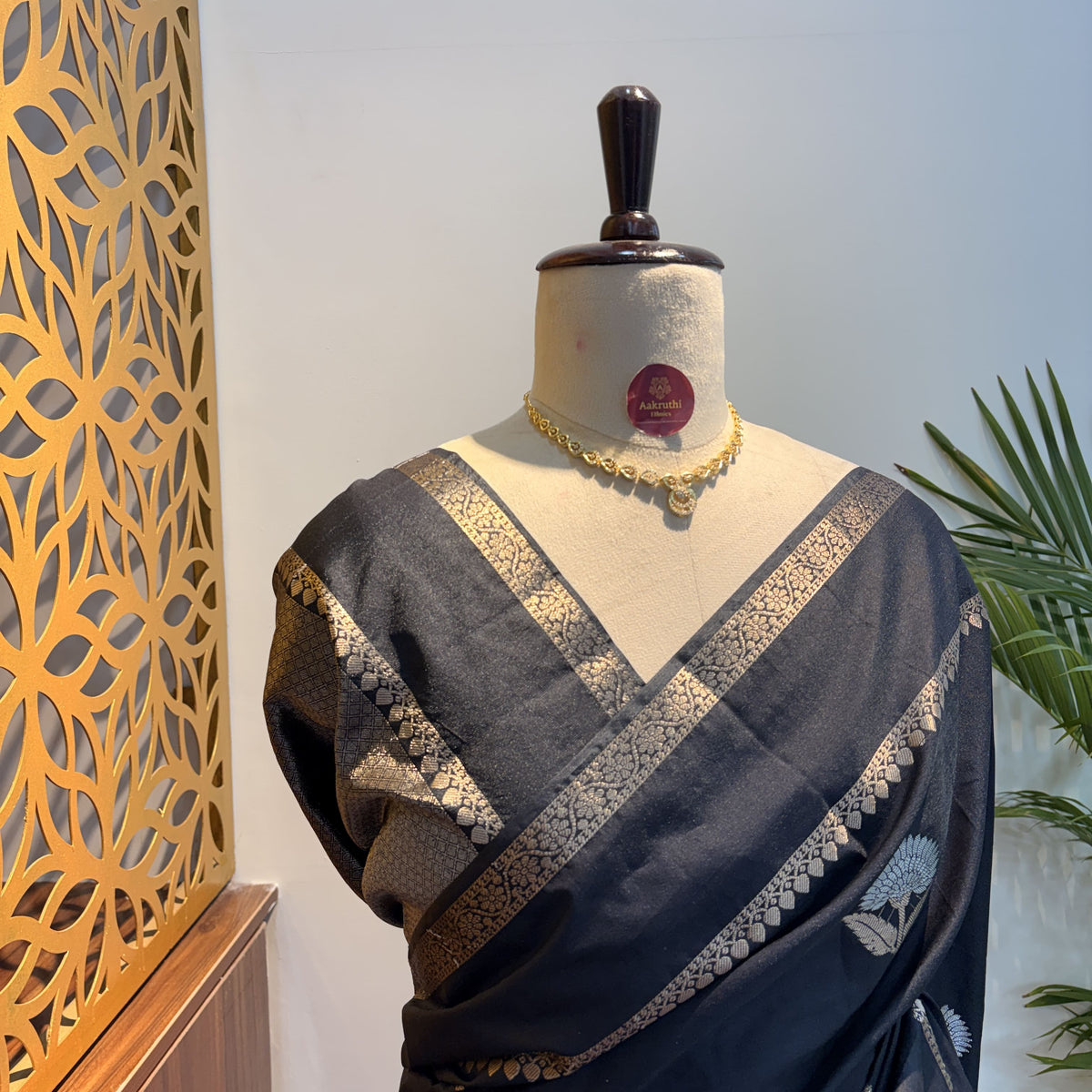 Black Semi Raw Silk Banarasi Saree – woven (zari) work			