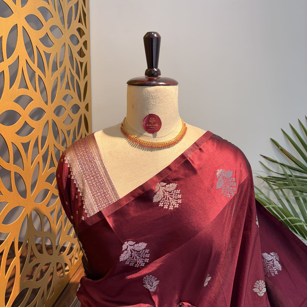 Maroon Semi Raw Mango Banarasi Saree – woven (zari) work			