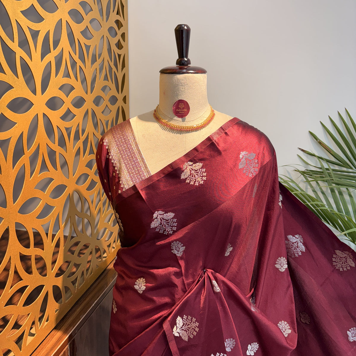 Maroon Semi Raw Mango Banarasi Saree – woven (zari) work			