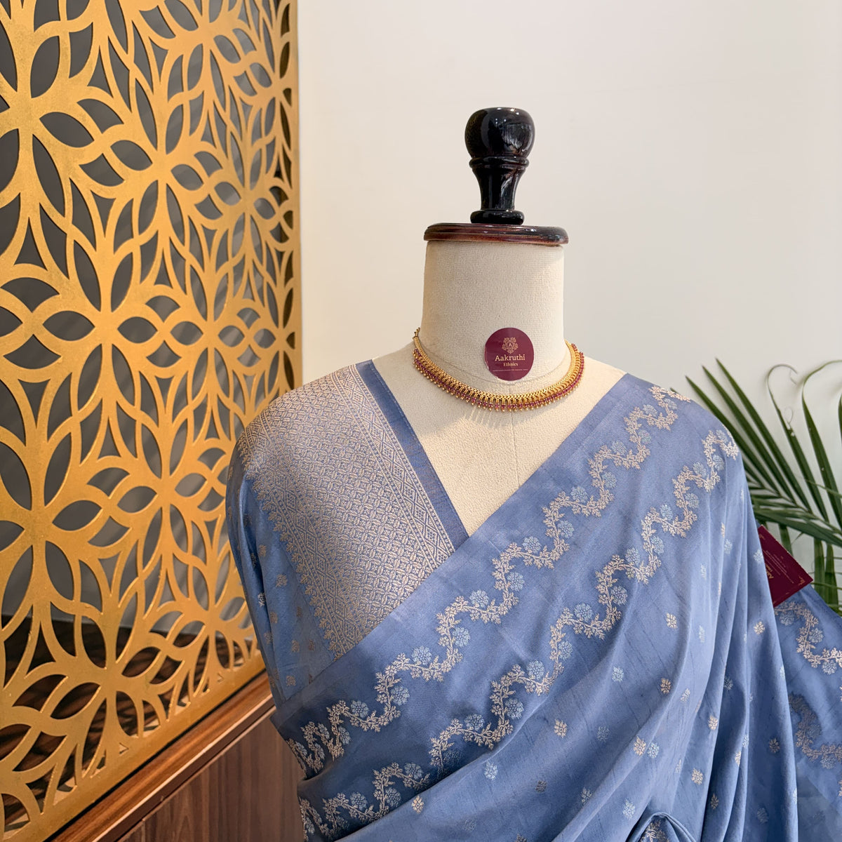 Grey Semi Raw Mango Banarasi Saree – woven (zari) work			